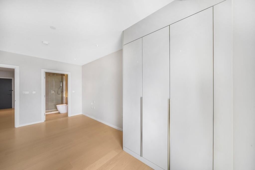 Flat Layard Street in Greater London