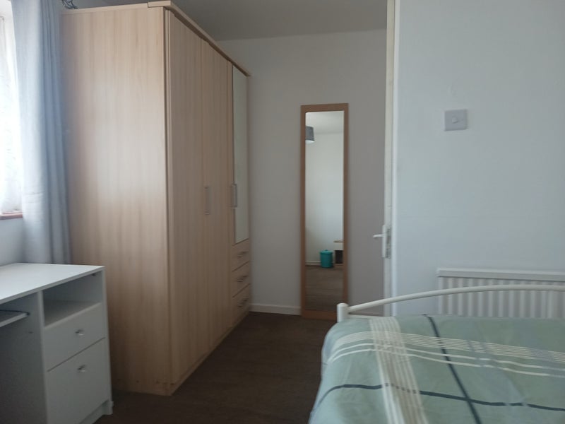 Room Dickens Road in Crawley