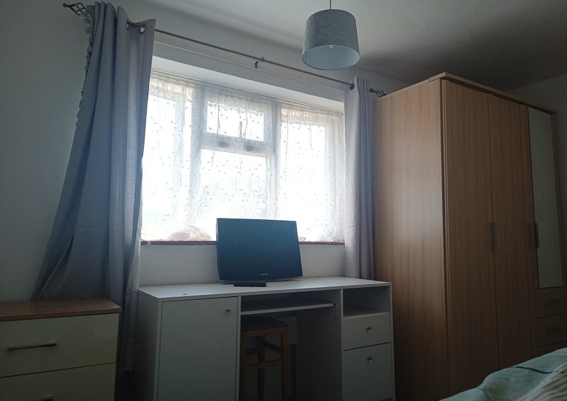 Room Dickens Road in Crawley