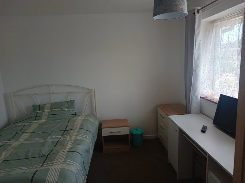 Room Dickens Road in Crawley