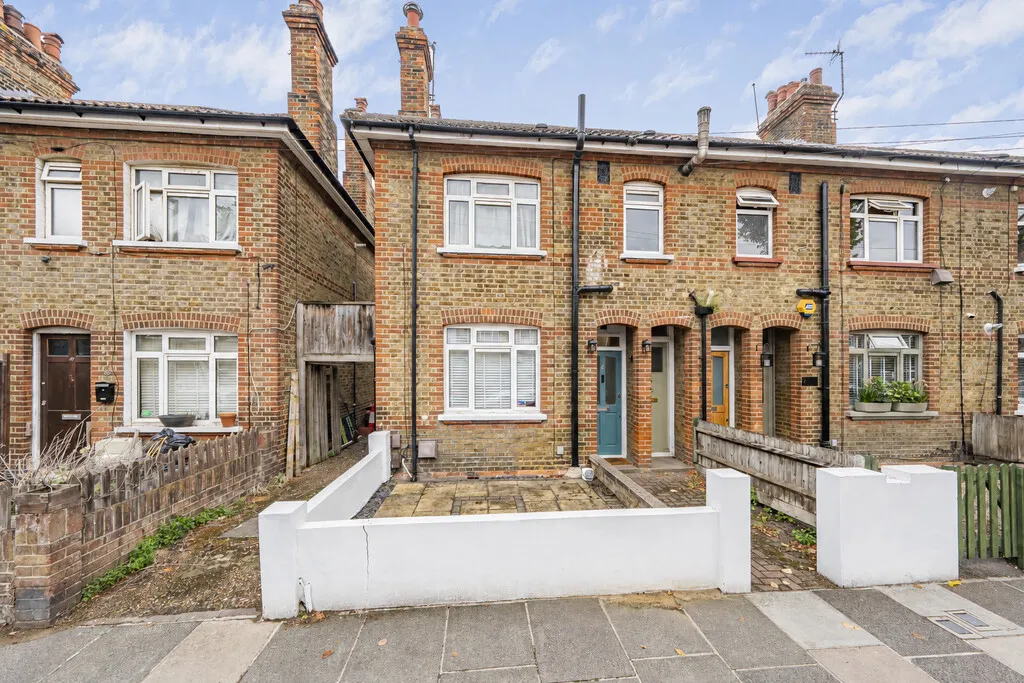 Flat Manor Grove in Greater London