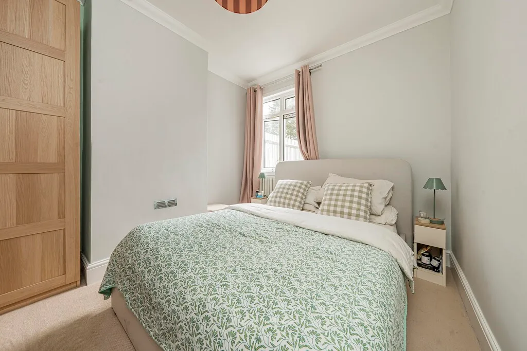 Flat Manor Grove in Greater London
