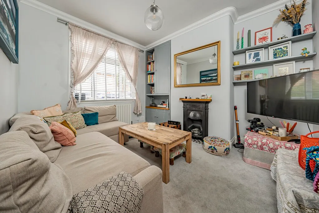 Flat Manor Grove in Greater London