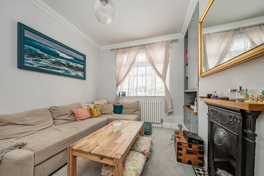 Flat Manor Grove in Greater London