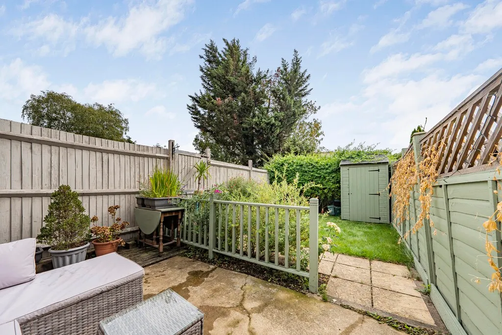 Flat Manor Grove in Greater London