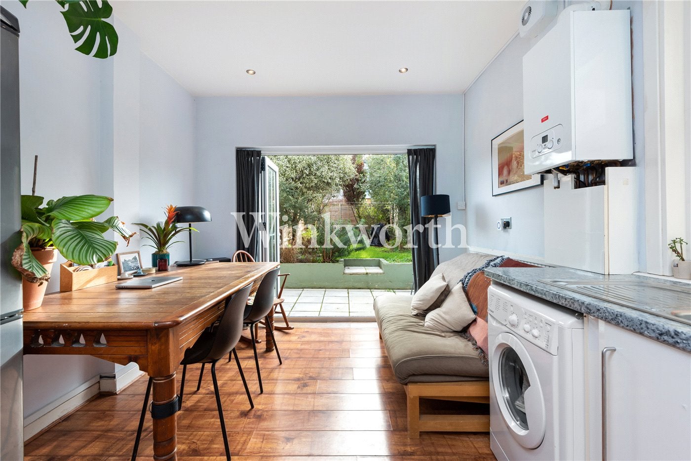 Flat Rutland Gardens in Greater London