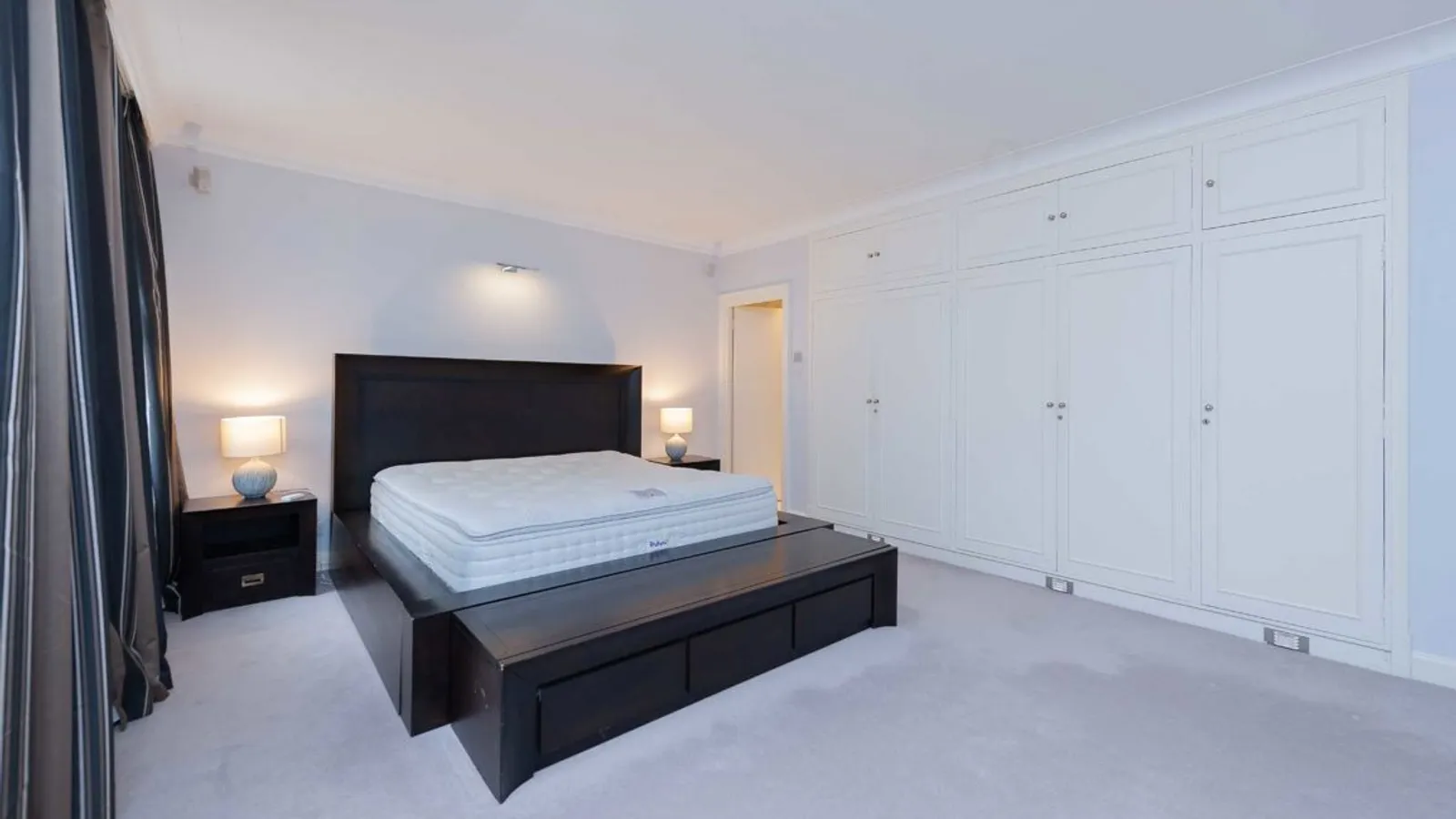 Flat Grosvenor Square in City of Westminster