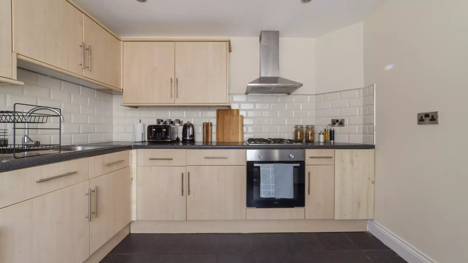 Flat Newton Road in Greater London
