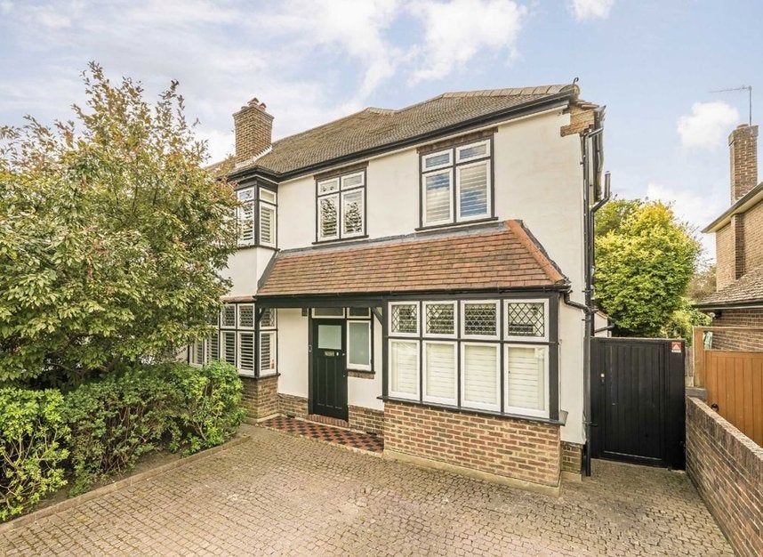 House Clinton Avenue in Elmbridge