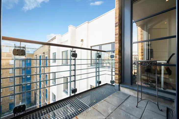 Flat Curlew Street in Greater London