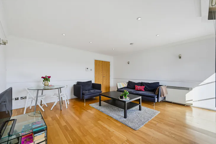 Flat Curlew Street in Greater London