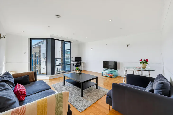 Flat Curlew Street in Greater London