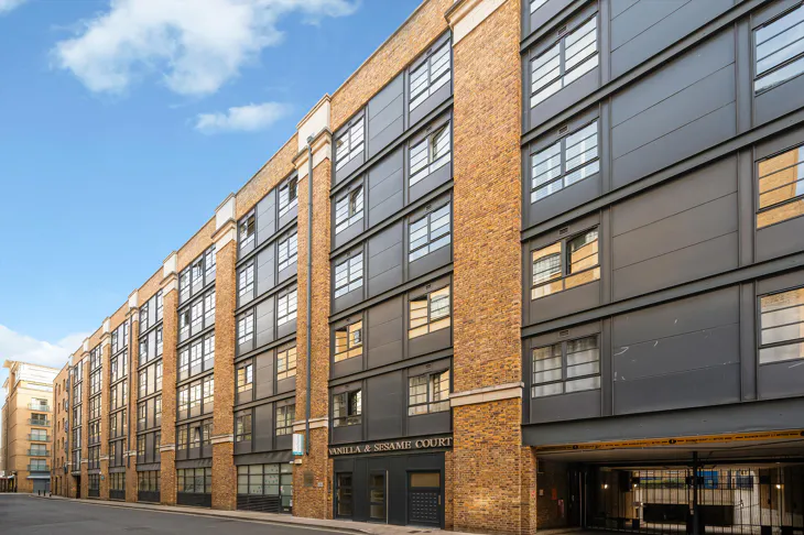 Flat Curlew Street in Greater London