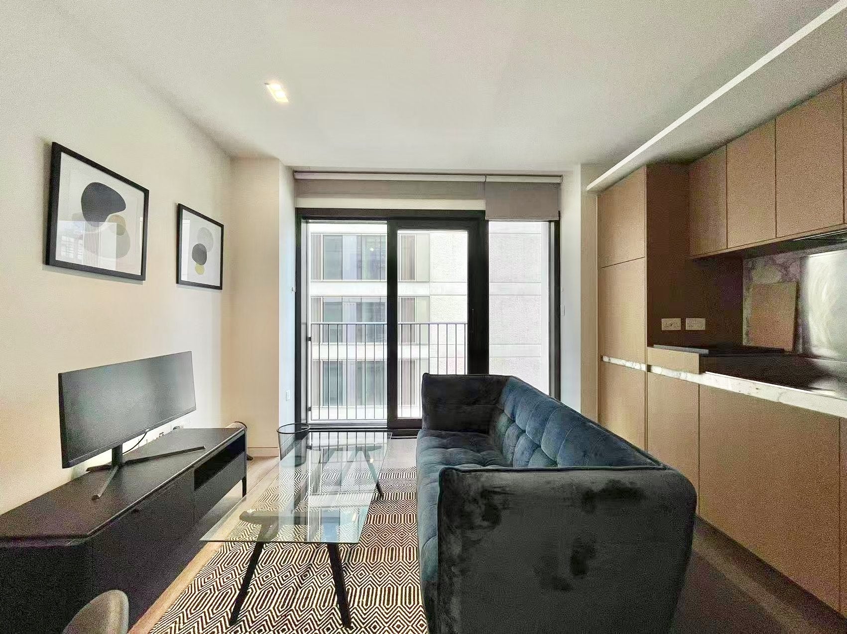 Flat Sutton Walk in Greater London