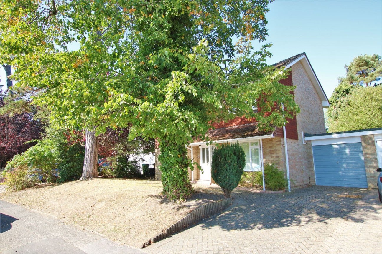 House Starmead Drive in Wokingham