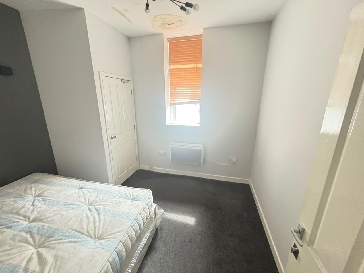 Flat Mackenzie Road in Greater London