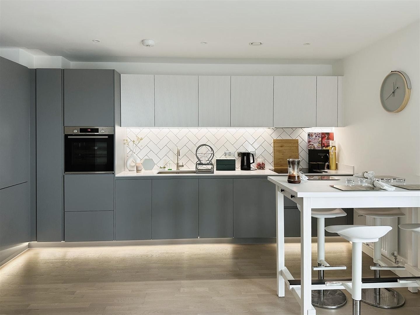 Flat Cedrus Avenue in Greater London