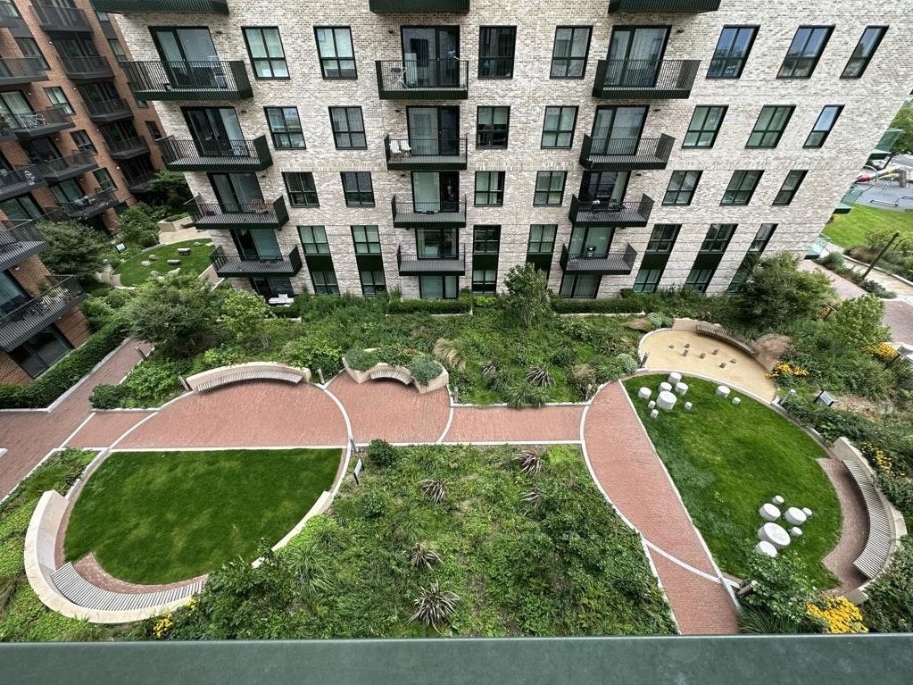 Flat Cedrus Avenue in Greater London