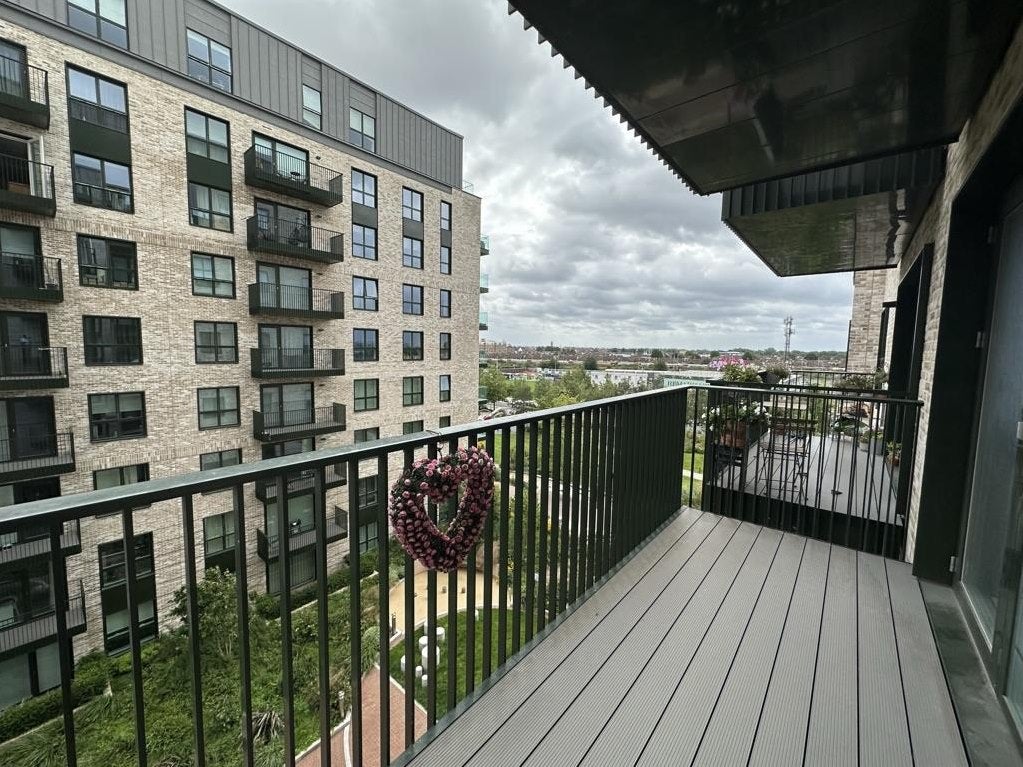 Flat Cedrus Avenue in Greater London