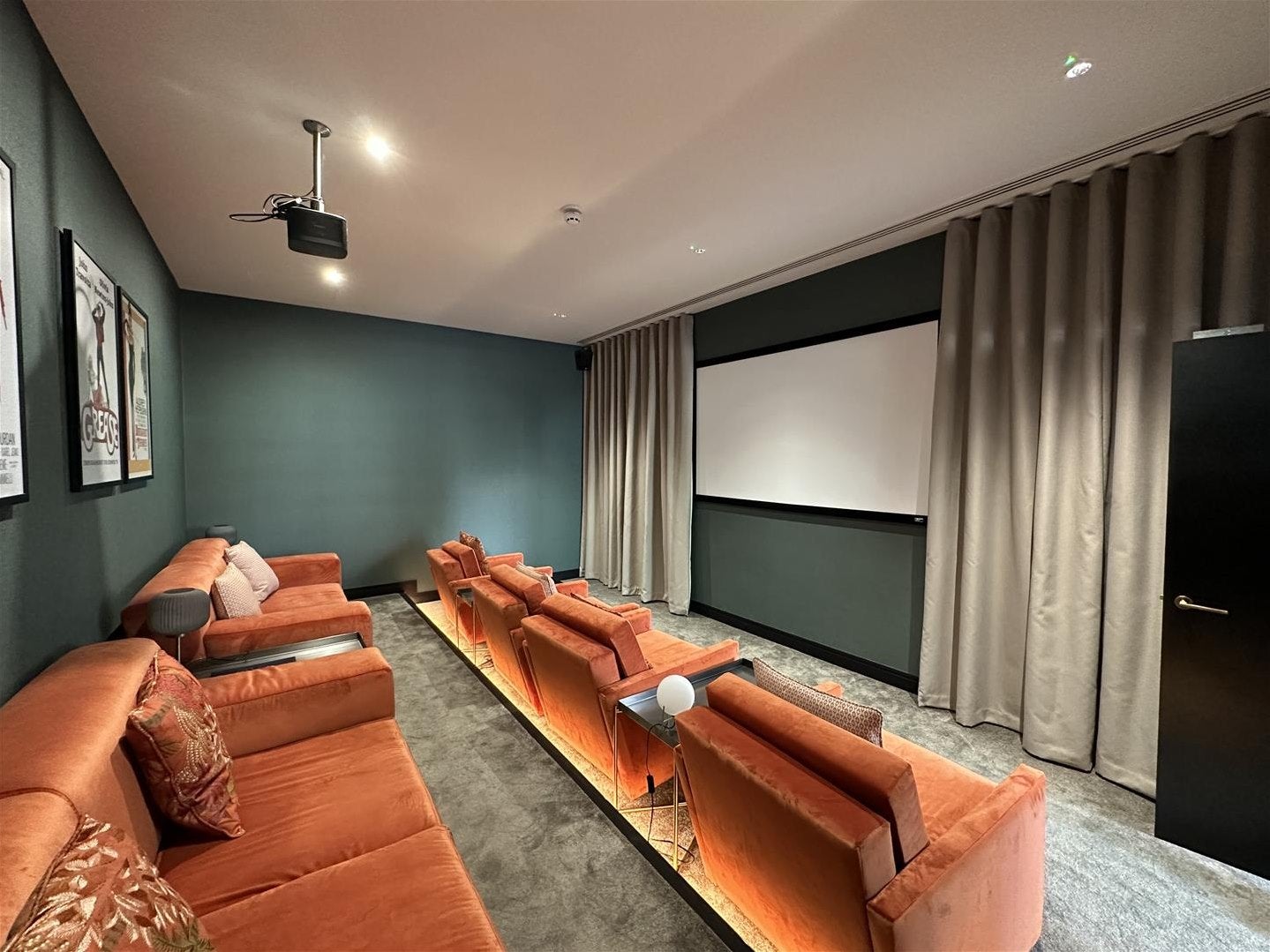 Flat Cedrus Avenue in Greater London