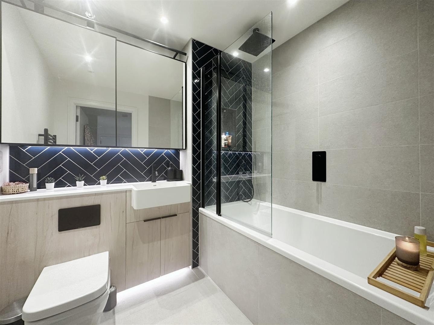 Flat Cedrus Avenue in Greater London