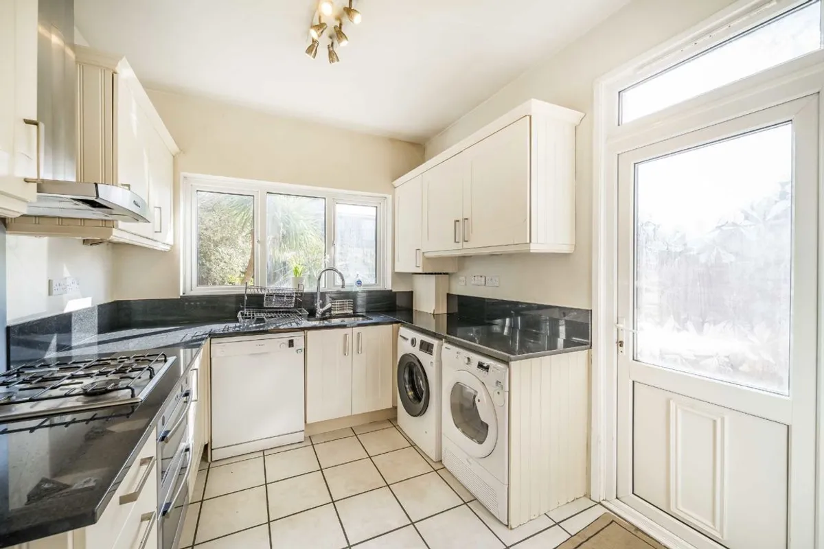 House Glencairn Road in Greater London