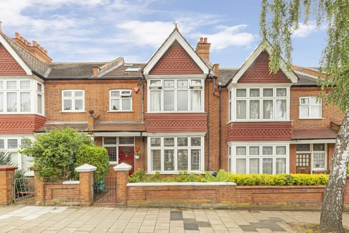 House Glencairn Road in Greater London