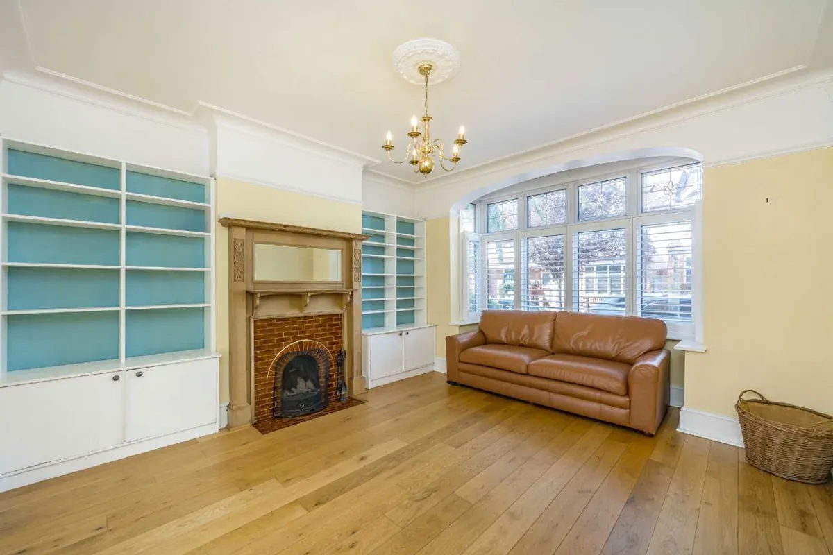 House Glencairn Road in Greater London