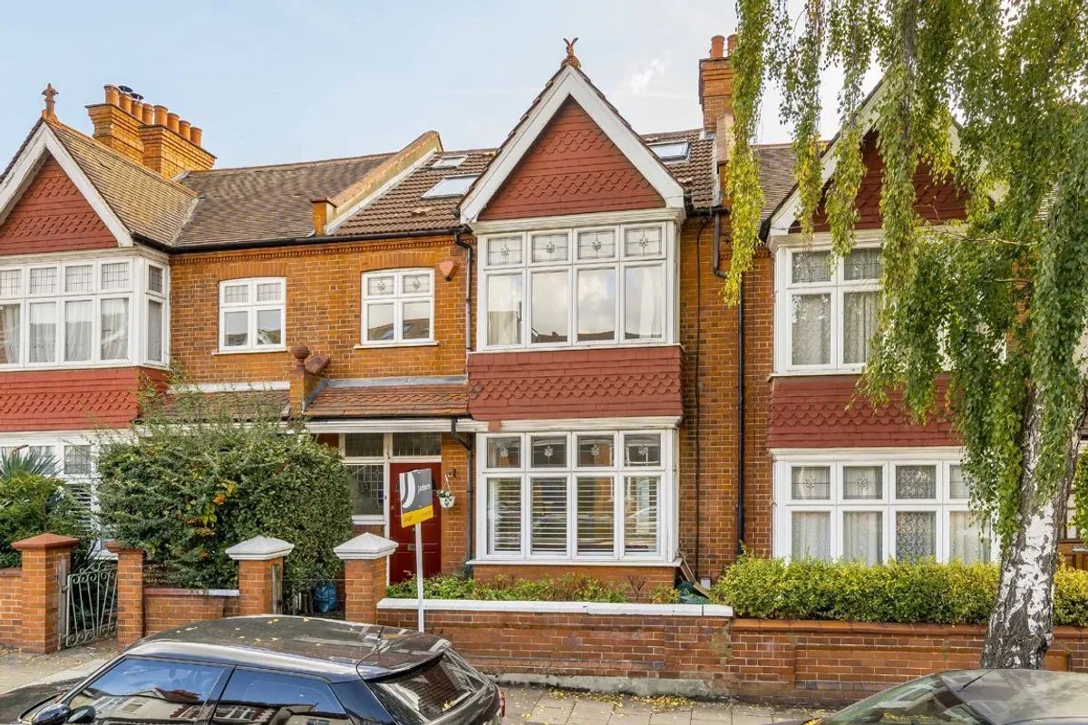 House Glencairn Road in Greater London