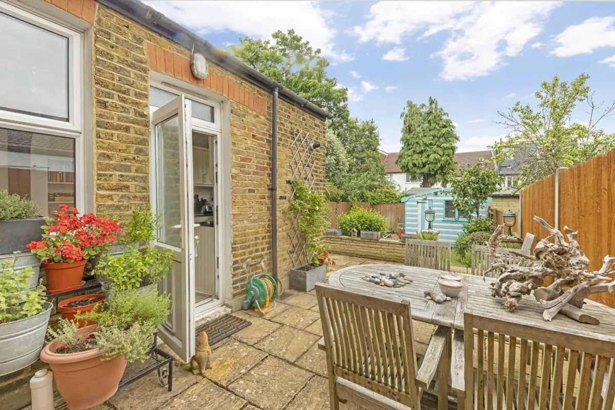 House Glencairn Road in Greater London