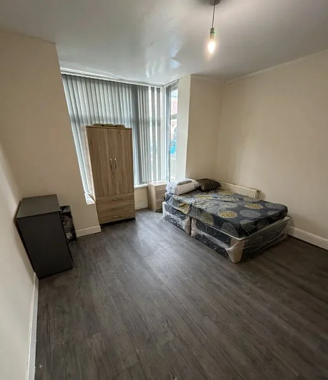 Room Komla Close in Bradford