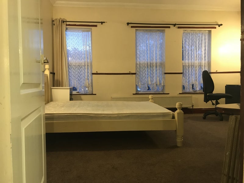 Room Hyde Park Road in Leeds