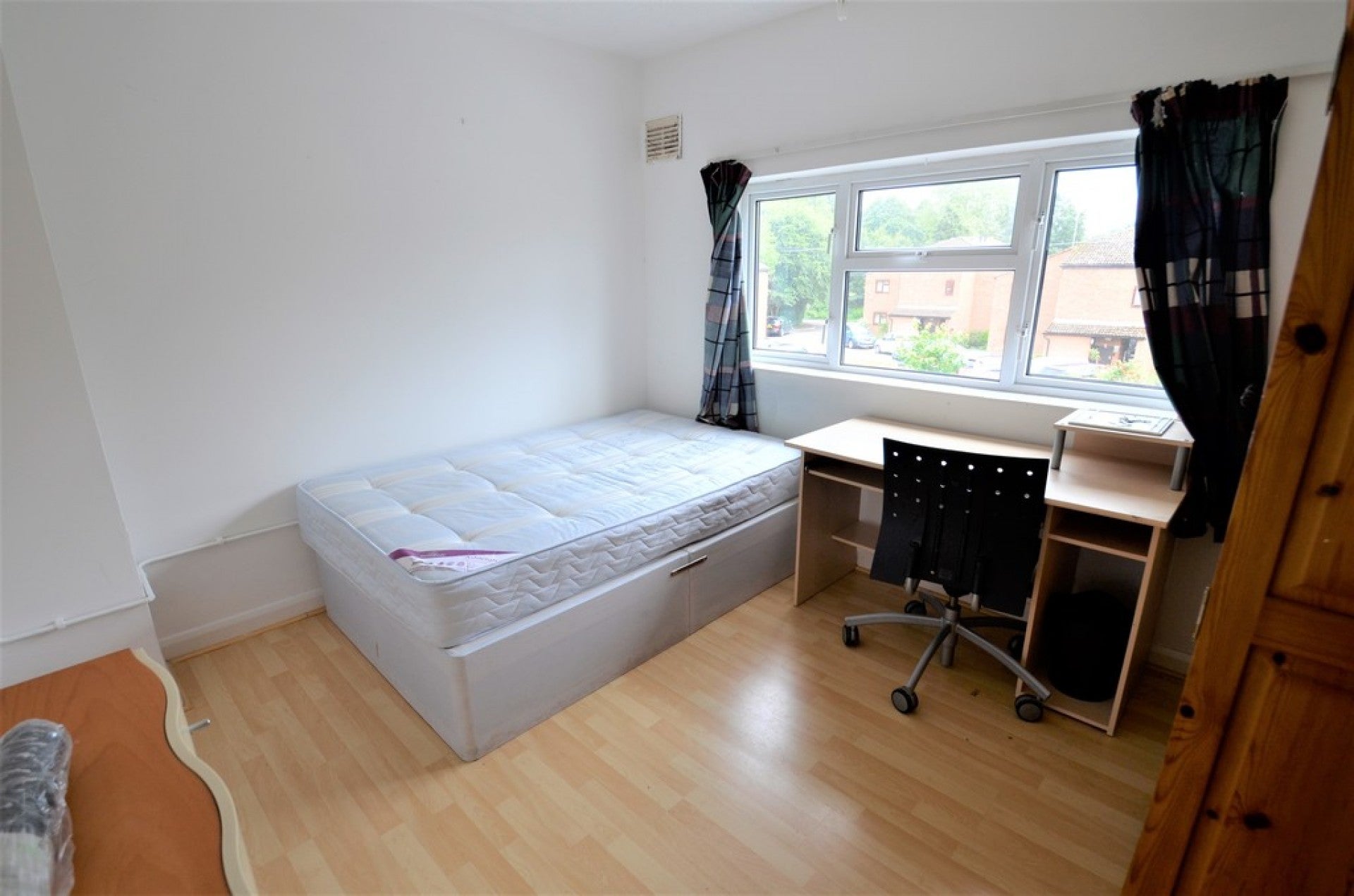 Flat Larchwood Drive in Borough of Runnymede