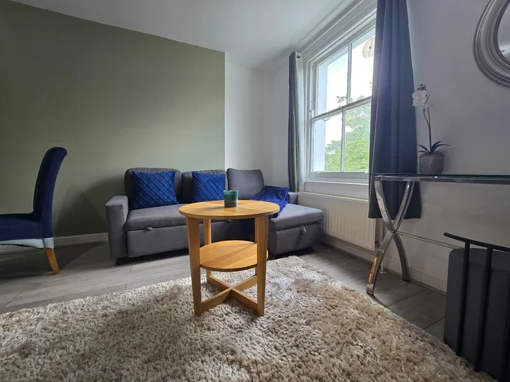 Flat Oxford Gardens in Greater London
