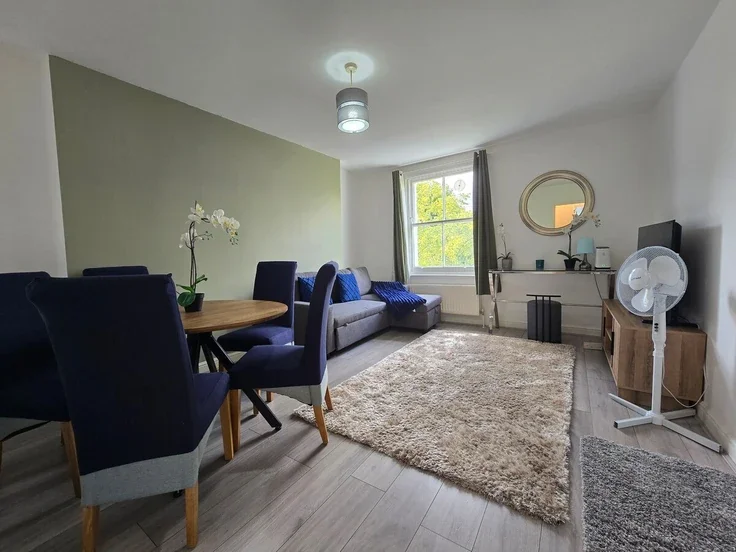 Flat Oxford Gardens in Greater London