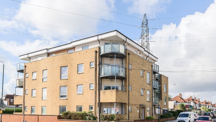 Flat Lyndon Avenue in Greater London