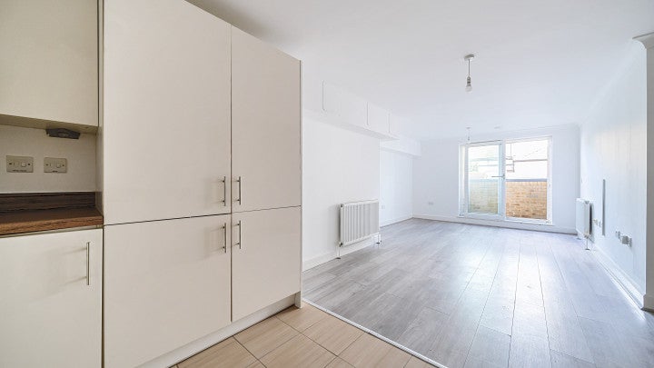 Flat Lyndon Avenue in Greater London