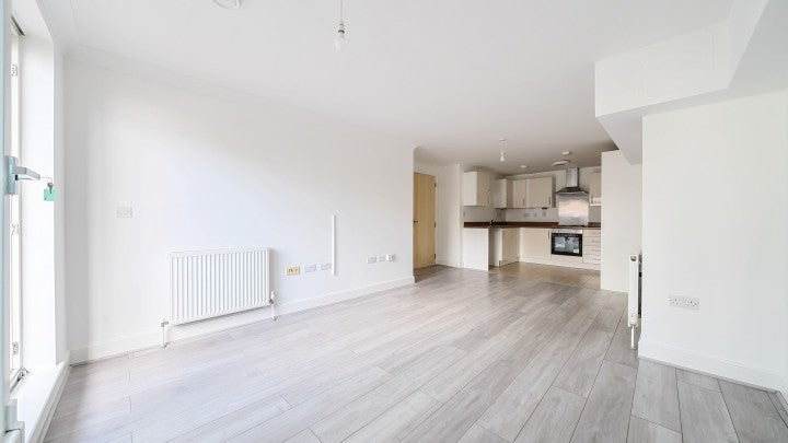 Flat Lyndon Avenue in Greater London