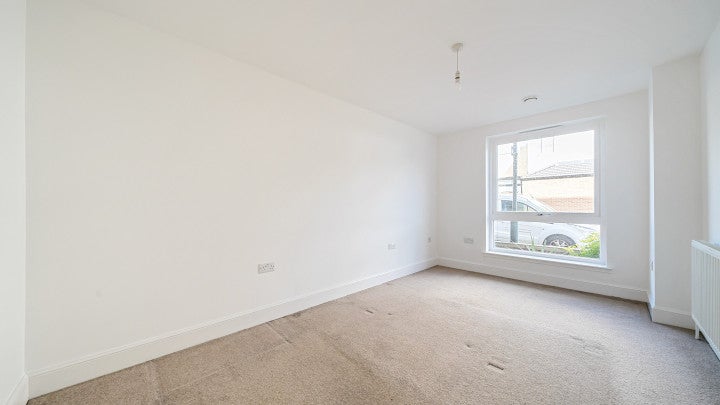 Flat Lyndon Avenue in Greater London