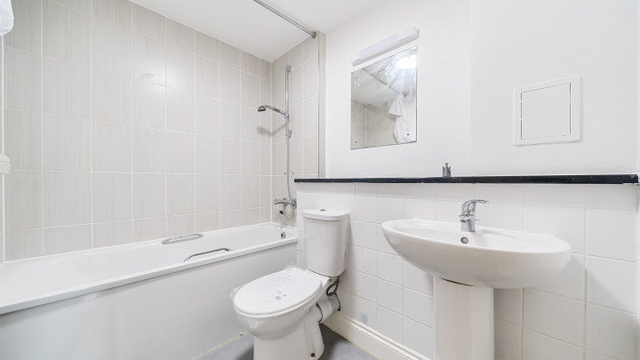 Flat Lyndon Avenue in Greater London