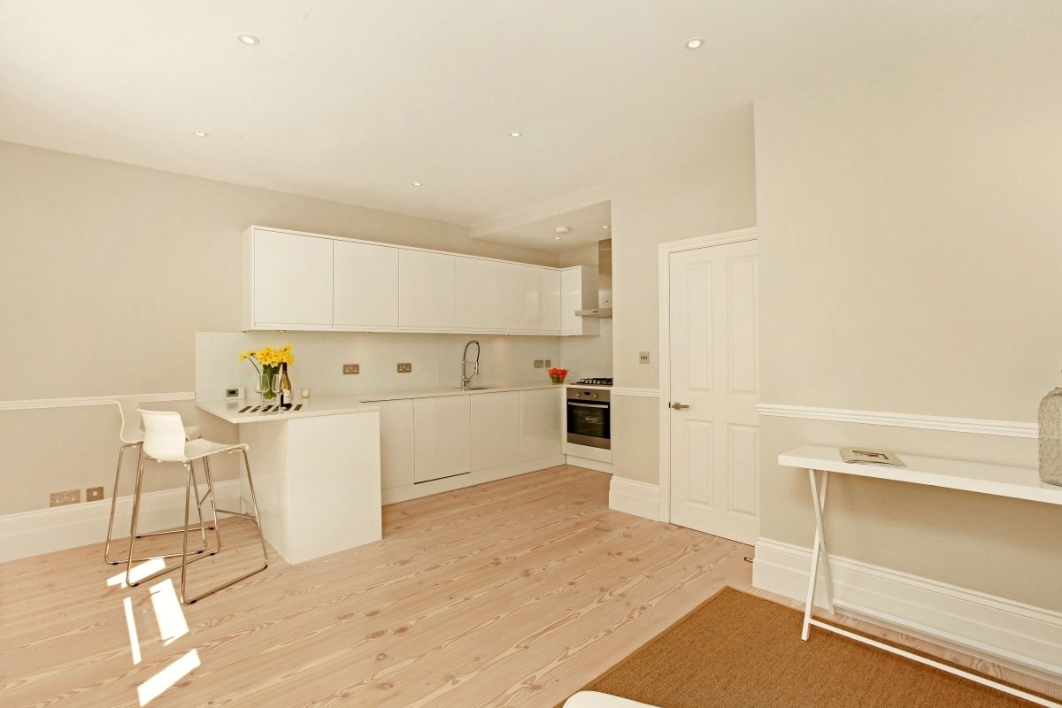 Flat Trinity Road in Greater London