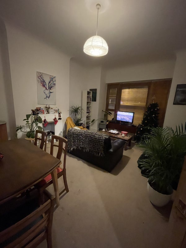 Flat Rowhill Road in Greater London