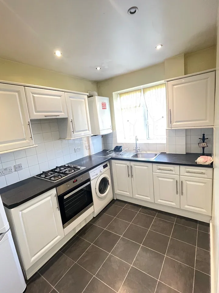 Flat Pekin Street in Greater London