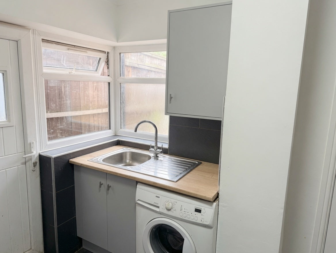 Room Colver Road in Sheffield