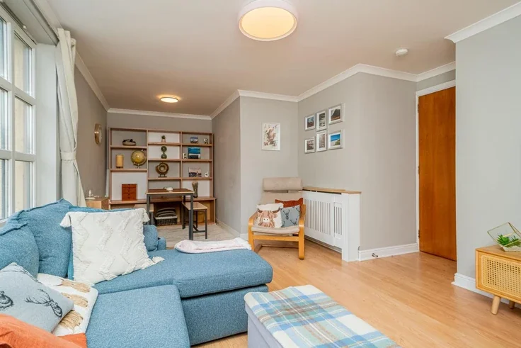Flat Calton Road in City of Edinburgh