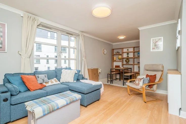 Flat Calton Road in City of Edinburgh
