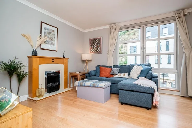 Flat Calton Road in City of Edinburgh