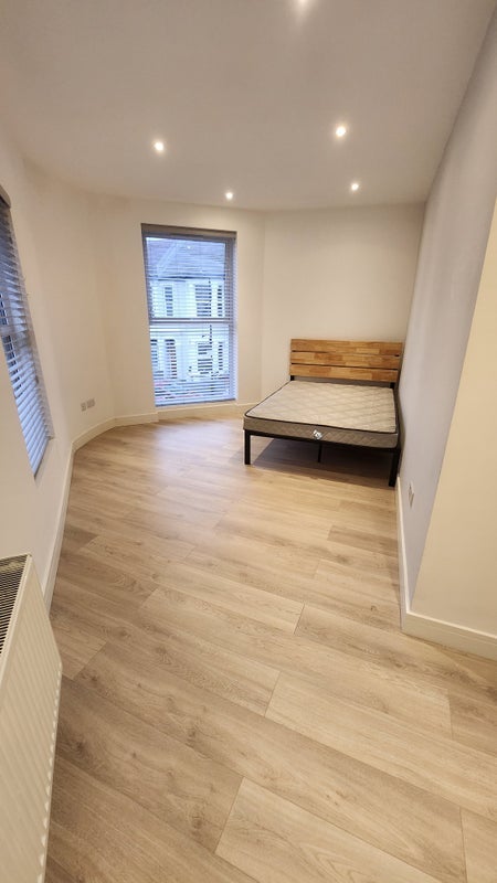 Room Lindley Road in Greater London
