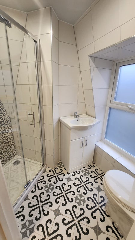 Room Lindley Road in Greater London