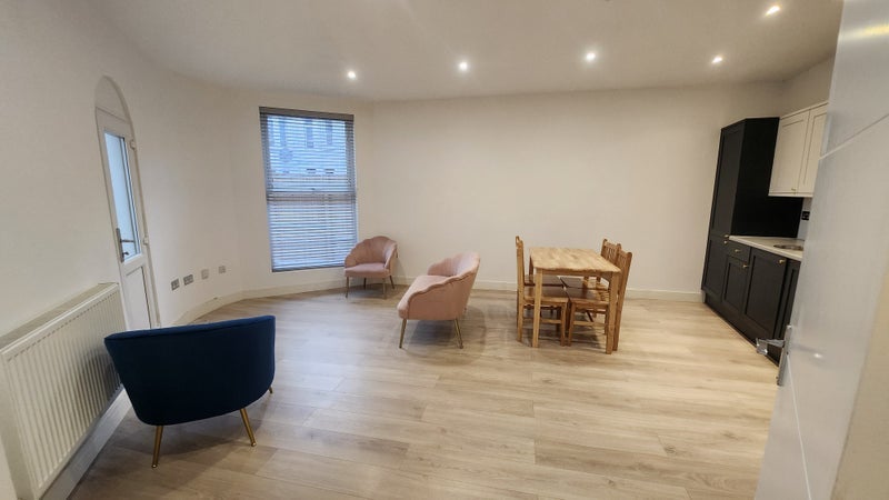 Room Lindley Road in Greater London